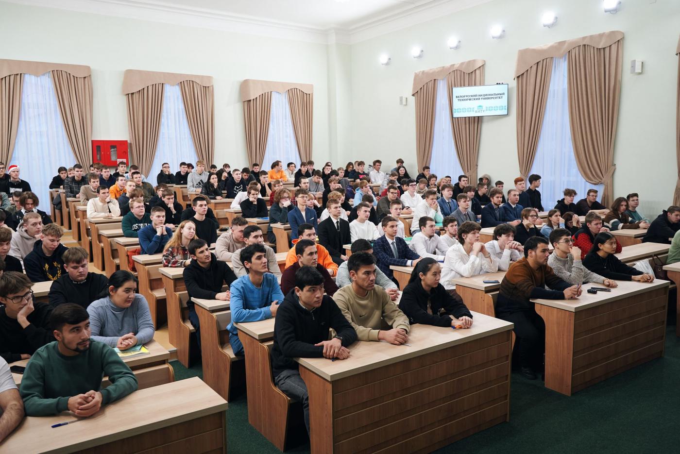 Диалоговая площадка «Профилактика нарушения правил дорожного движения» прошла в БНТУ